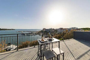 Luxury Penthouse with Jacuzzi and Seaview